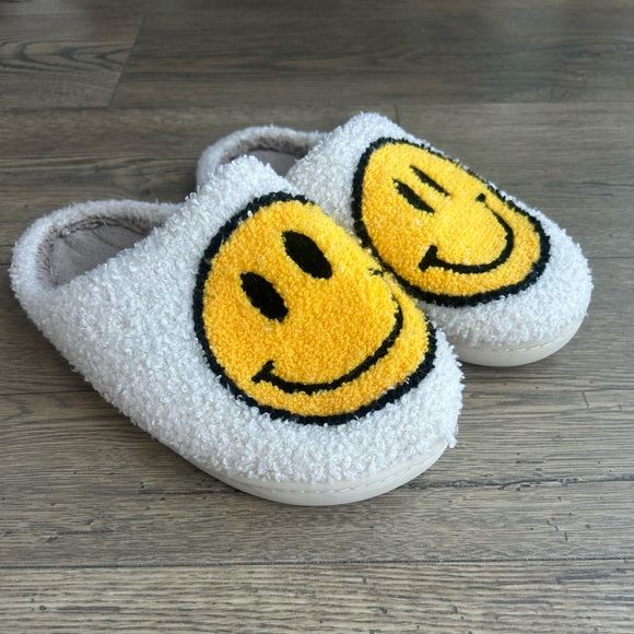 Shoes - No Brand White and Yellow Smiley Face Slippers